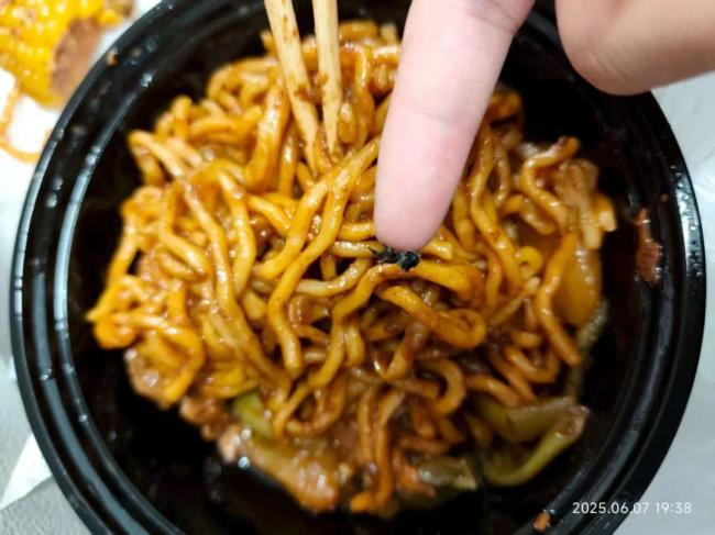 大学生外卖吃出苍蝇索赔千元