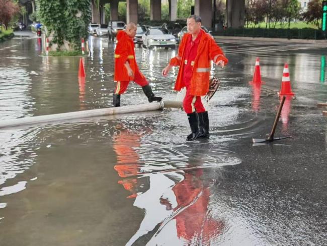 杭州城管部门全力应对强降雨 确保城市安全运行