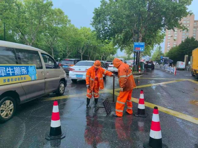 杭州城管部门全力应对强降雨 确保城市安全运行