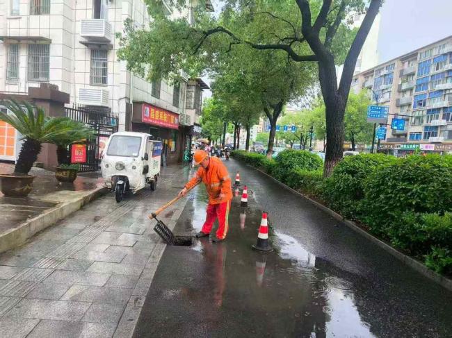 杭州城管部门全力应对强降雨 确保城市安全运行